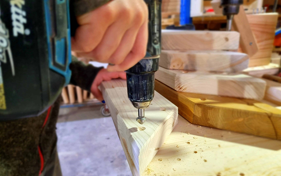 ueberdachte-gartenmoebel-aus-holz-001