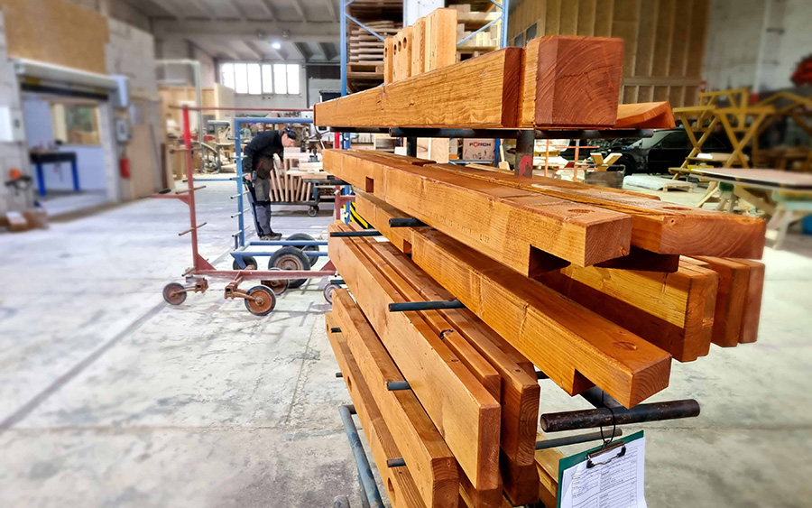 ueberdachte-gartenmoebel-aus-holz-003